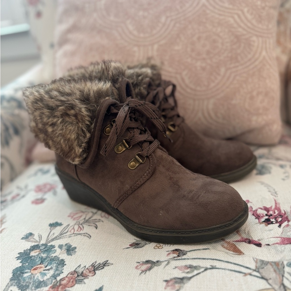 Women’s size 8.5 Arizona Brown Lace Up Boots